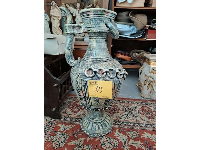 Lot 119 - grote decoratieve vaas met verweerde textuur lijkend op anti - afbeelding 1 van  3
