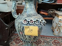 Lot 119 - grote decoratieve vaas met verweerde textuur lijkend op anti - afbeelding 1 van  3