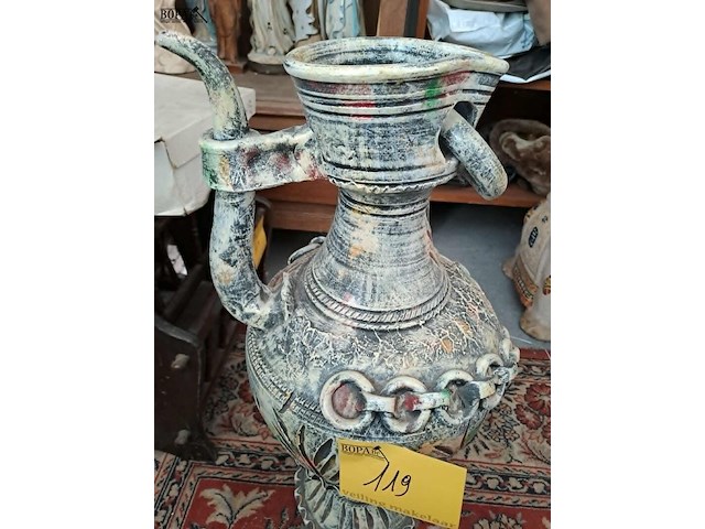 Lot 119 - grote decoratieve vaas met verweerde textuur lijkend op anti - afbeelding 2 van  3