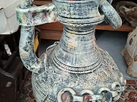 Lot 119 - grote decoratieve vaas met verweerde textuur lijkend op anti - afbeelding 2 van  3
