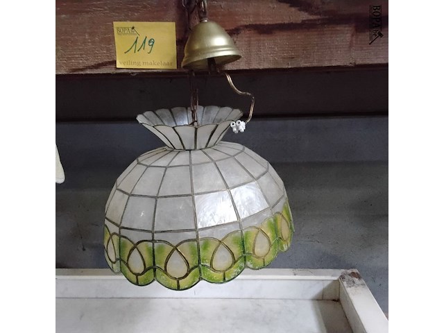 Lot 119 - hanglamp in tiffany stijl uitgevoerd in capiz schelp - afbeelding 1 van  3