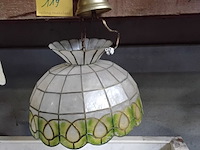 Lot 119 - hanglamp in tiffany stijl uitgevoerd in capiz schelp - afbeelding 1 van  3