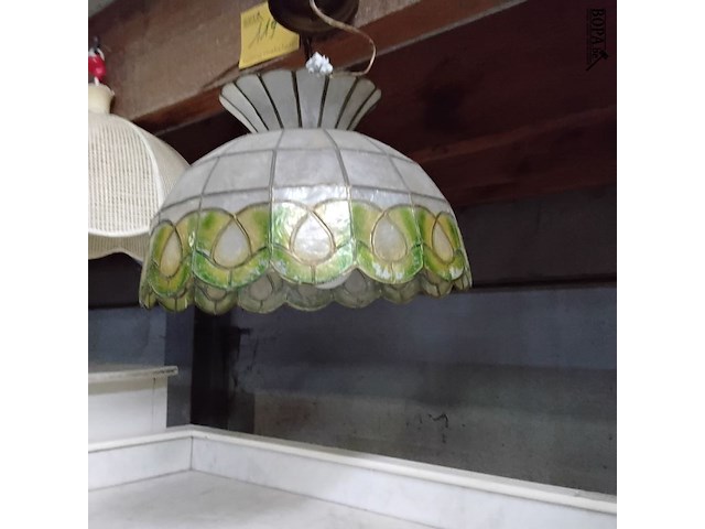 Lot 119 - hanglamp in tiffany stijl uitgevoerd in capiz schelp - afbeelding 2 van  3