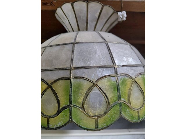 Lot 119 - hanglamp in tiffany stijl uitgevoerd in capiz schelp - afbeelding 3 van  3