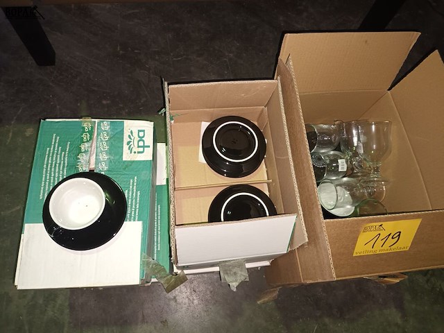 Lot 119 - koffietassen. 5 dozen - afbeelding 1 van  6