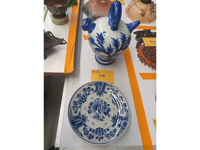 Lot 119 - kruik en bord delft - afbeelding 1 van  4