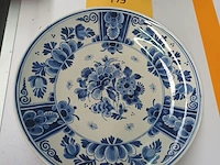 Lot 119 - kruik en bord delft - afbeelding 2 van  4