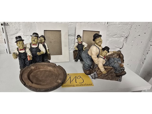Lot 119 - laurel & hardy beeldjes en fotokaders - afbeelding 1 van  4