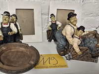 Lot 119 - laurel & hardy beeldjes en fotokaders - afbeelding 1 van  4