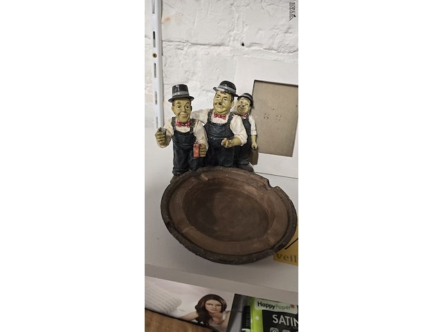 Lot 119 - laurel & hardy beeldjes en fotokaders - afbeelding 2 van  4