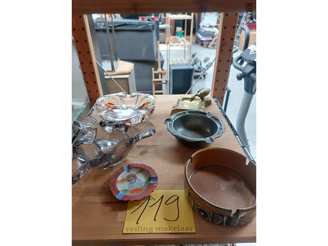 Lot 119 - lot asbakken in glas, tin, koper..., ong. 6 stuks - afbeelding 1 van  4