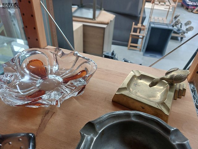 Lot 119 - lot asbakken in glas, tin, koper..., ong. 6 stuks - afbeelding 4 van  4