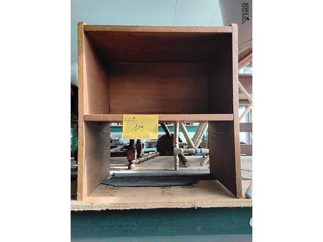 Lot 119 - massief houten nachttafel - afbeelding 1 van  2