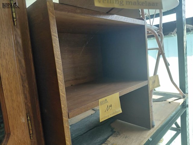Lot 119 - massief houten nachttafel - afbeelding 2 van  2