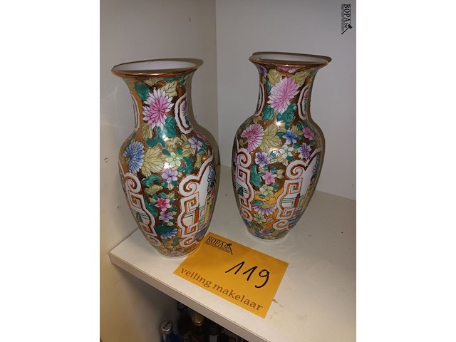 Lot 119 - oosterse vazen. 2 stuks - afbeelding 1 van  5