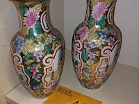 Lot 119 - oosterse vazen. 2 stuks - afbeelding 1 van  5