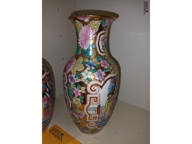 Lot 119 - oosterse vazen. 2 stuks - afbeelding 2 van  5