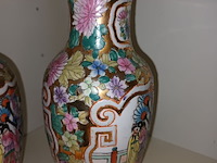 Lot 119 - oosterse vazen. 2 stuks - afbeelding 2 van  5