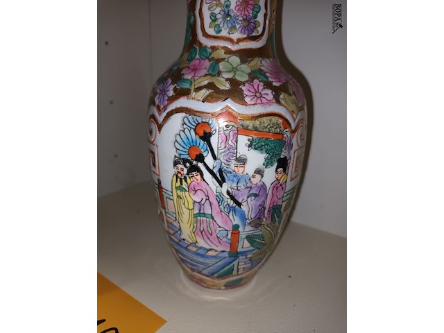 Lot 119 - oosterse vazen. 2 stuks - afbeelding 3 van  5