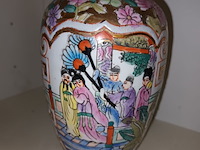Lot 119 - oosterse vazen. 2 stuks - afbeelding 3 van  5