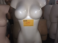 Lot 119 - paspop torso vrouw - afbeelding 1 van  3