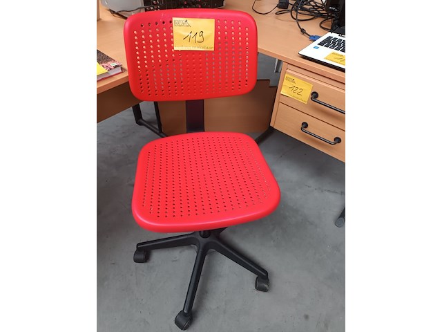 Lot 119 - pvc rode bureaustoel - afbeelding 1 van  3