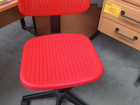 Lot 119 - pvc rode bureaustoel - afbeelding 1 van  3
