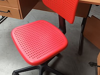 Lot 119 - pvc rode bureaustoel - afbeelding 2 van  3