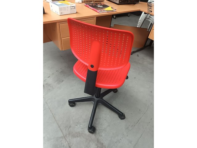 Lot 119 - pvc rode bureaustoel - afbeelding 3 van  3