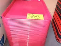 Lot 119 - rode plateau’s. 46 stuks - afbeelding 1 van  2
