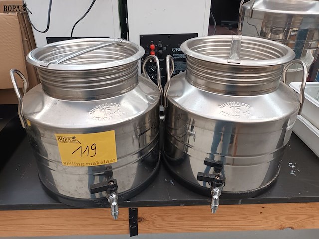 Lot 119 - rvs transportvat met kraan. 2 stuks - afbeelding 1 van  4