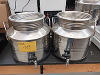 Lot 119 - rvs transportvat met kraan. 2 stuks - afbeelding 1 van  4