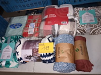 Lot 119 - tafelkleden en plaids. 8 stuks - afbeelding 1 van  4