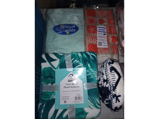 Lot 119 - tafelkleden en plaids. 8 stuks - afbeelding 2 van  4