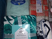 Lot 119 - tafelkleden en plaids. 8 stuks - afbeelding 2 van  4