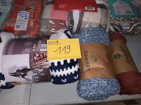 Lot 119 - tafelkleden en plaids. 8 stuks - afbeelding 3 van  4