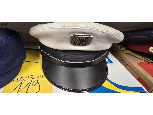 Lot 119 - tjechië 2 kepies - afbeelding 3 van  3