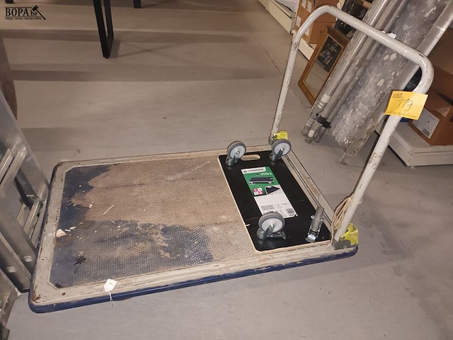 Lot 119 - verhuiskar en platte kar - afbeelding 1 van  3