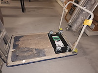 Lot 119 - verhuiskar en platte kar - afbeelding 1 van  3