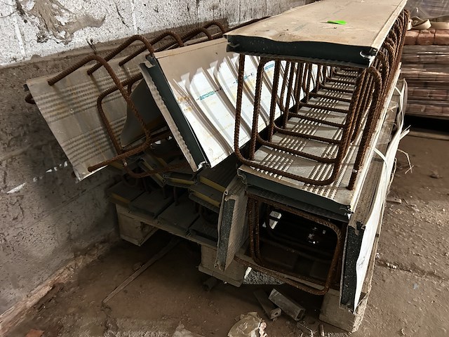 Lot 11 - afbeelding 1 van  2