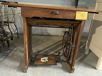 Lot 12 - antieken singer naaimachine met voetpedaal