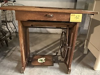 Lot 12 - antieken singer naaimachine met voetpedaal - afbeelding 2 van  6