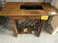 Lot 12 - antieken singer naaimachine met voetpedaal - afbeelding 3 van  6