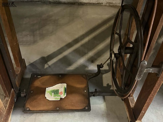 Lot 12 - antieken singer naaimachine met voetpedaal - afbeelding 5 van  6