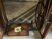 Lot 12 - antieken singer naaimachine met voetpedaal - afbeelding 5 van  6