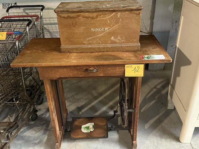 Lot 12 - antieken singer naaimachine met voetpedaal - afbeelding 6 van  6