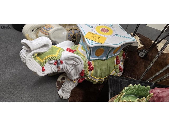 Lot 12 - decoratieve olifant - afbeelding 1 van  4