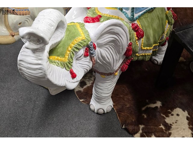 Lot 12 - decoratieve olifant - afbeelding 2 van  4