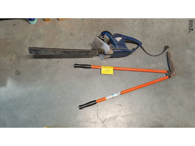 Lot 12 - electrische heggenschaar blauw powerplus en handschaar grasb - afbeelding 1 van  3
