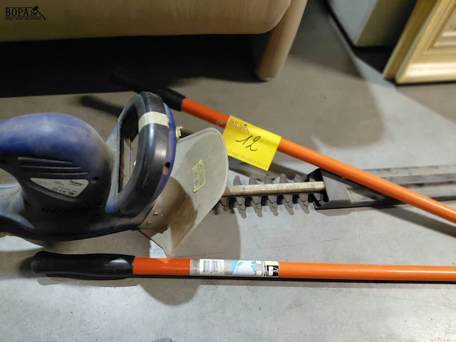 Lot 12 - electrische heggenschaar blauw powerplus en handschaar grasb - afbeelding 2 van  3